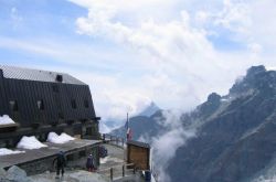 Rifugio alpino Guide Val d'Ayas al Lambronecca / 3425m / Loc. Ghiacciaio di Verra (Rocce del Lambronecca) / Ayas